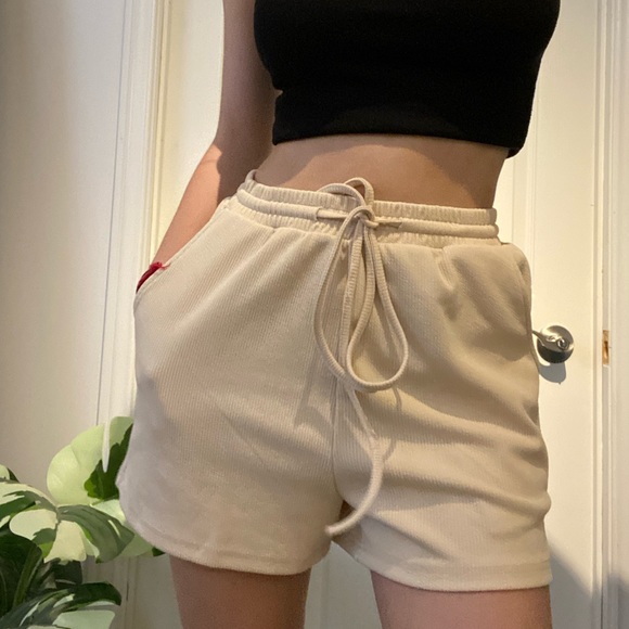 High waisted beige shorts - Picture 1 of 6